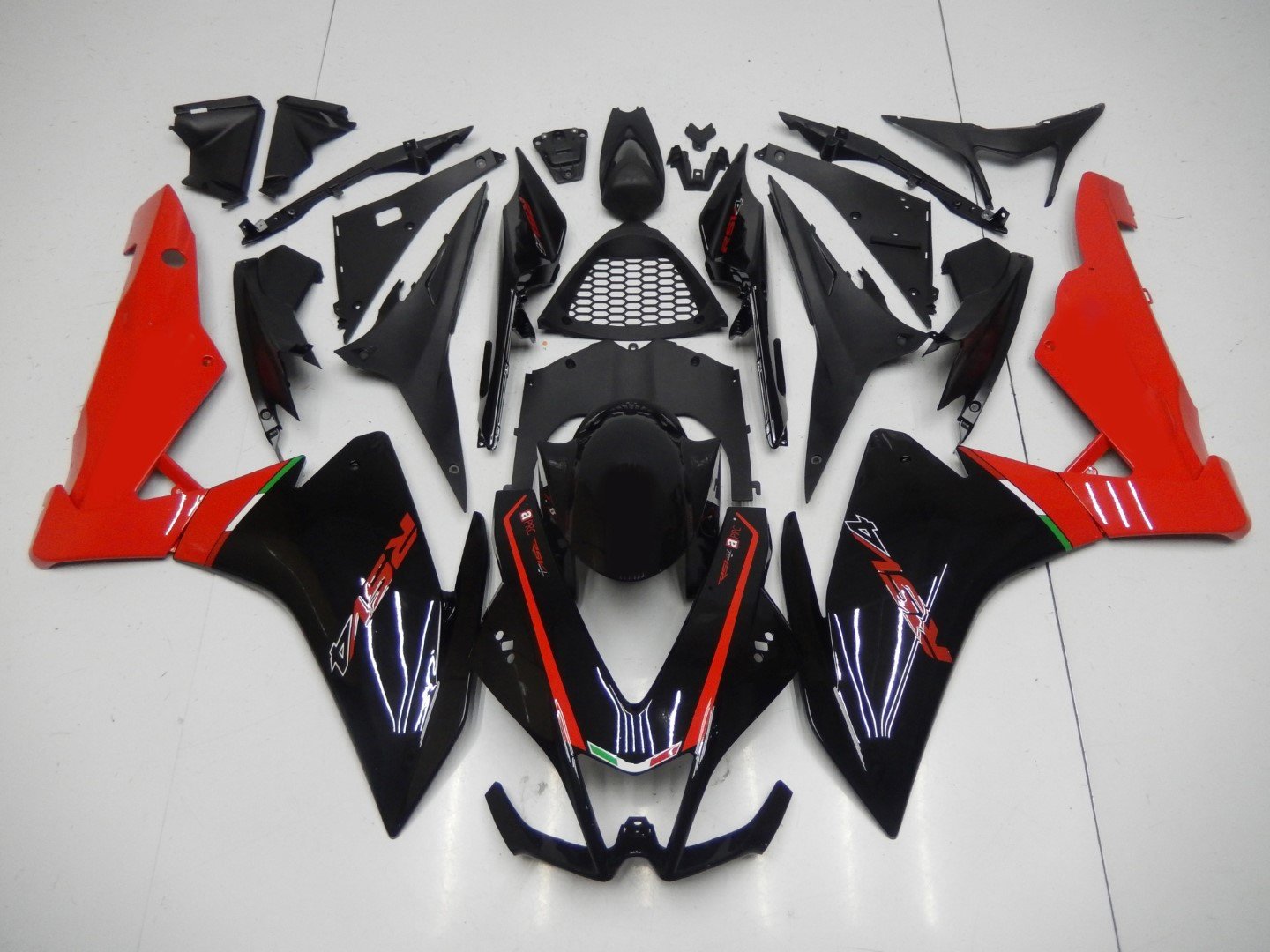 RSV4 2009 2015 BLACK AND RED OEM WITH NO LOGO - Click Image to Close