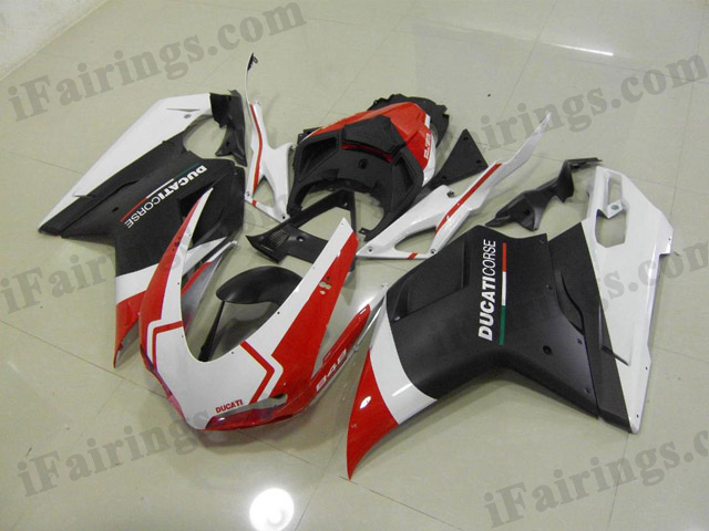 Aftermarket fairings for Ducati 848/1098/1198 white/red/matt black scheme.